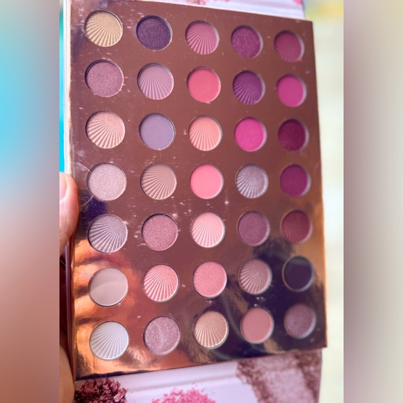 ELLEN TRACY 35 Shades of Rosy Nudes Matte & Shimmer Eyeshadow Palette - Picture 8 of 8